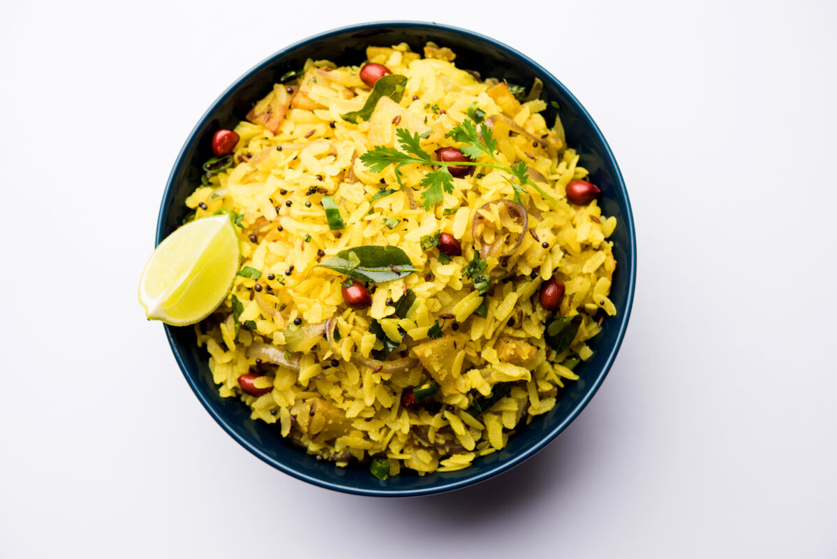 Kande Pohe OR Aloo Poha is a popular Indian breakfast recipe made using flattened rice, usually served with lemon. 