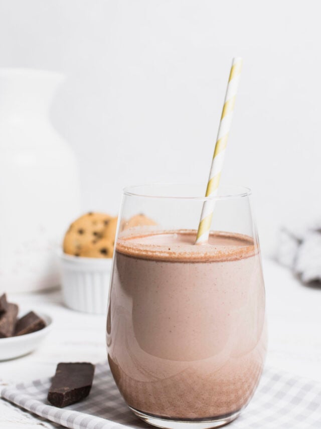 Healthy Ragi Milkshake With Dates, Apples & Chocolate